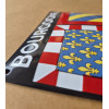Blason de Bourgogne émaillé : détail du nom BOURGOGNE en lettres blanches et des fleurs de lys dorées