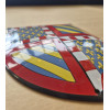 Blason de Bourgogne émaillé : détail des bandes jaunes et bleues et des fleurs de lys, émail brillant