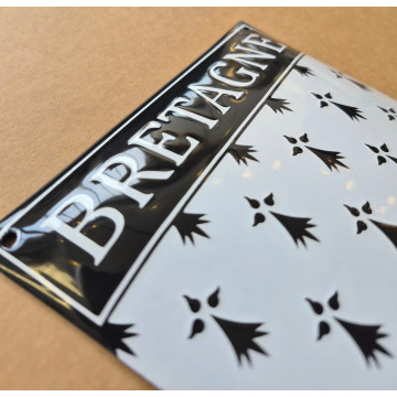 Blason de Bretagne émaillé : détail du nom BRETAGNE en lettres blanches sur bandeau noir