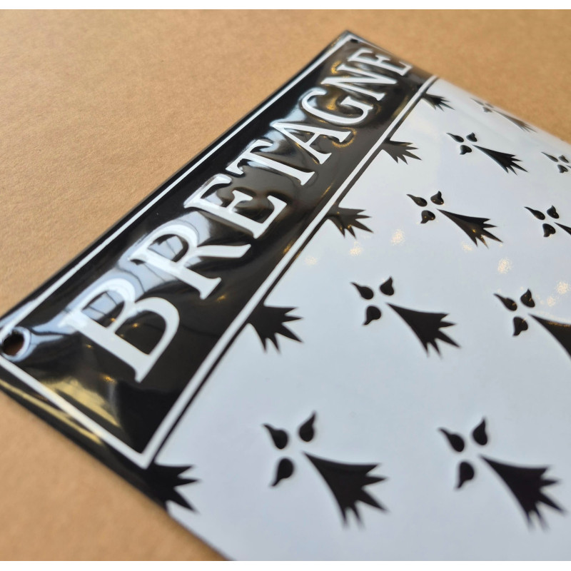 Blason de Bretagne émaillé : détail du nom BRETAGNE en lettres blanches sur bandeau noir
