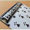 Blason de Bretagne émaillé : détail du nom BRETAGNE en lettres blanches sur bandeau noir