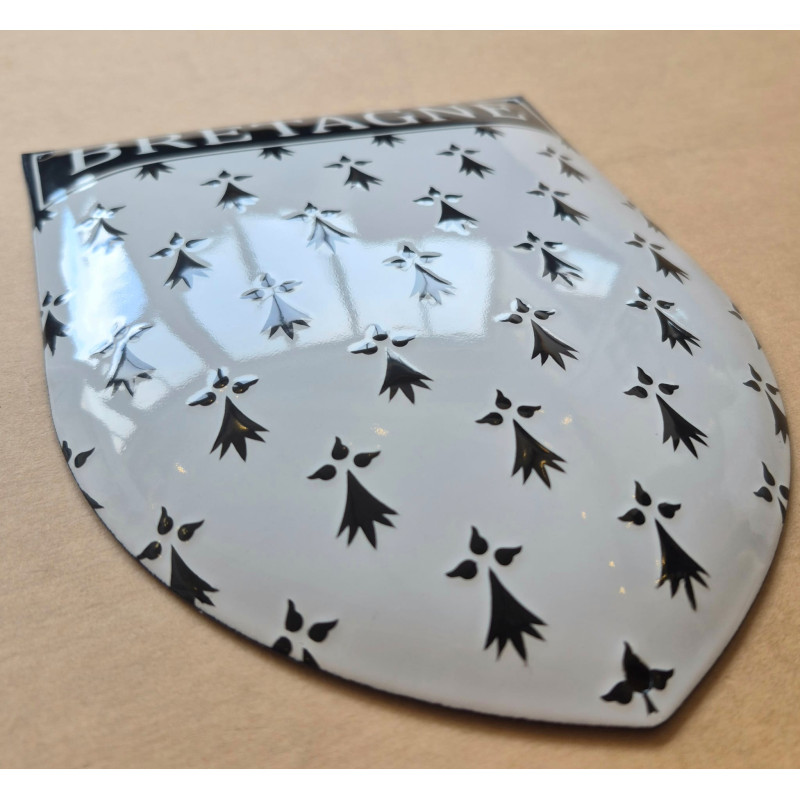 Blason de Bretagne émaillé bombé vu de biais : écu en relief et émail brillant