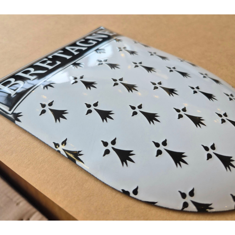 Blason de Bretagne émaillé : détail des hermines noires en relief sur fond blanc