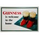 Plaque métal publicitaire 20x30cm bombée en relief : Guinness is welcome in the home.