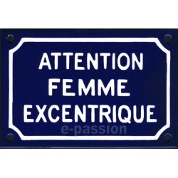 Plaque de rue émaillée humoristique  : ATTENTION FEMME EXCENTRIQUE