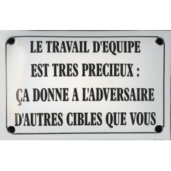 Plaque  émaillée humoristique :  LE TRAVAIL D'ÉQUIPE...
