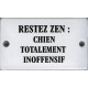 Plaque humoristique émaillée bombée   6x10 cm : RESTEZ ZEN Chien totalement inofensif